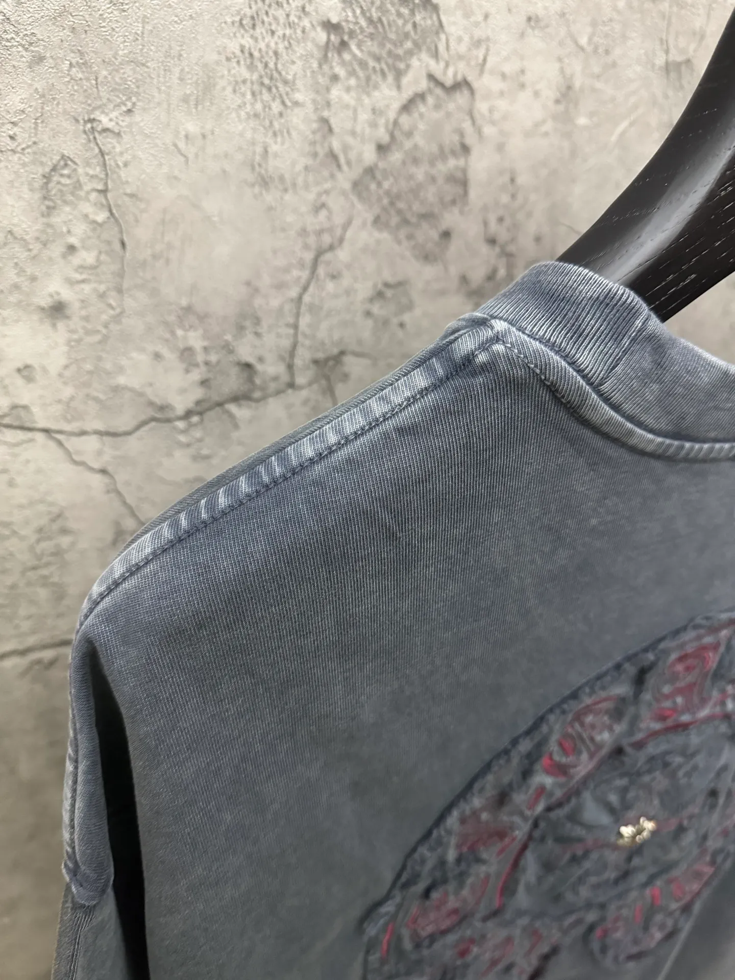 P240 top version, real shot without P, ​​different from market currency) 𝗖𝗵𝗿𝗼𝗺𝗲 𝗛𝗲𝗮𝗿𝘁𝘀/Croxin 2026 spring new original single counter American washed patch embroidered couple short sleeves 👑The highest version! Customized fabric 320 grams, washed and fried. Best-selling model at the counter. Very comfortable to wear. Accessories: Original molded and authenticated collar label➕100% silk wash label. Genuine purchase-grade original hangtag➕matching hanging rope➕3D hanging beads➕original packaging bag. Craftsmanship: The original version has consistent wiring! The highest version of the armhole matching technique! Color: Gray Black Size: S M L XL Style No.: 6602